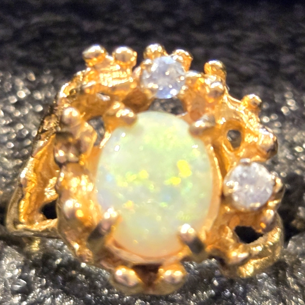 Opal 14 kt yellow gold  ring